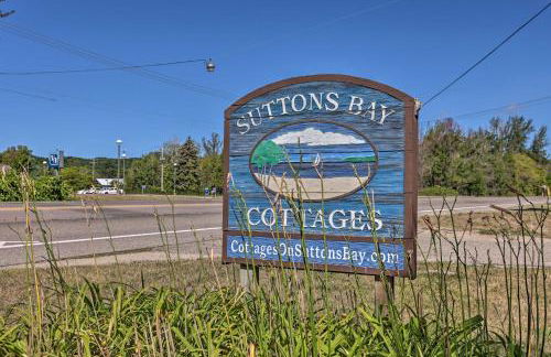 half Mi to Dtwn! Suttons Bay Cottage with Fire Pit - Foto 24