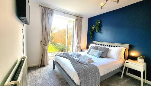Spacious 4 Bed Family Home with Private Garden & Free Parking - Hamilton - Foto 2
