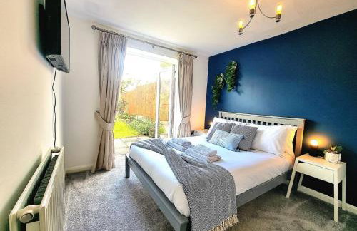 Spacious 4 Bed Family Home with Private Garden & Free Parking - Hamilton - Foto 2