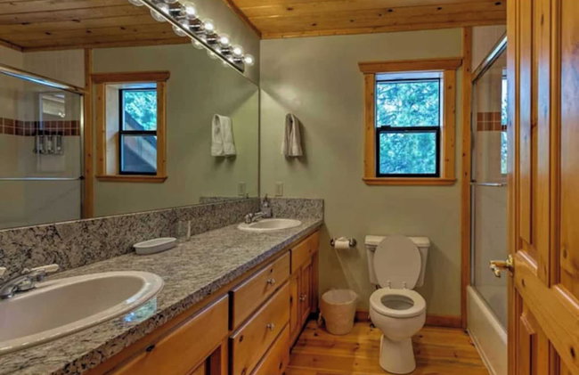 Black Bear by Avantstay Spacious Viking Lodge in Tahoe Donner w/ Game Room & Hot Tub! - Photo 27