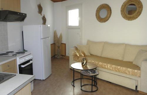 Angela's Nest - Photo 1