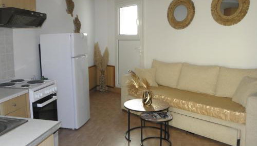 Angela's Nest - Photo 1