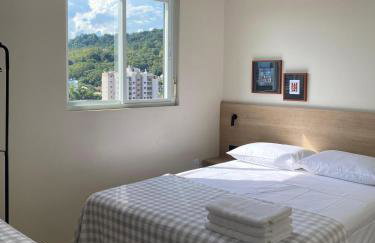 Studio completo no centro com garagem coberta e vista - Foto 2