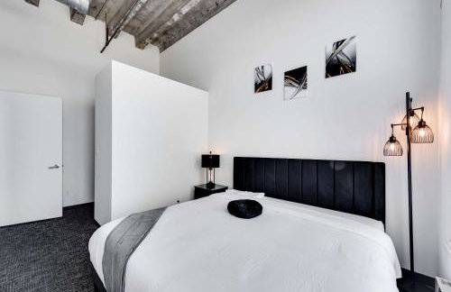 West Loop - City Views With In & Out Parking 1 - Photo 11