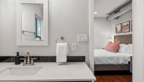 Mid-century home in Zilker with a backyard - Foto 3