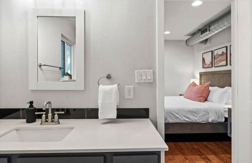 Mid-century home in Zilker with a backyard - Foto 16