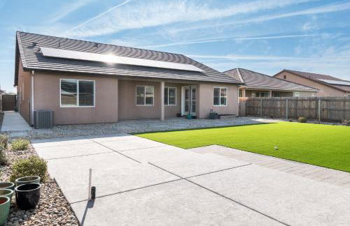 Spacious 4BR Home With BBQ, Near Sequoia & Fresno - Photo 6