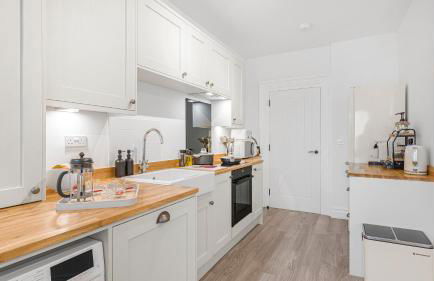 Elegant Garden Apartment, Private Parking & EV Charger, Walk to Town - Foto 42