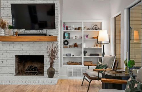 Garland Treehouse Villa: Patio Feasts & Creekside by Vacation Your way - Foto 9