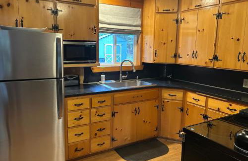 Beautiful Bungalow and Bunk House, Close to Lake - Foto 8