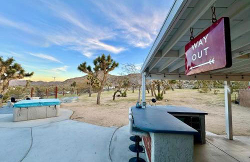 Epic Views, Huge House, Acres of J-Trees to explore, Hot Tub, Pool, AC, and Mini-Golf - Foto 61