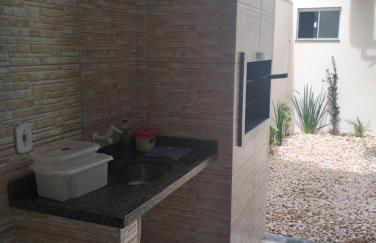 Casa com ar no quarto garagem espaço que cabe uma camionete cozinha completa - Foto 9