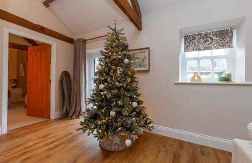 Luxury Barn - Hot Tub, Views, Stunning Location! - Pass the Keys - Photo 8