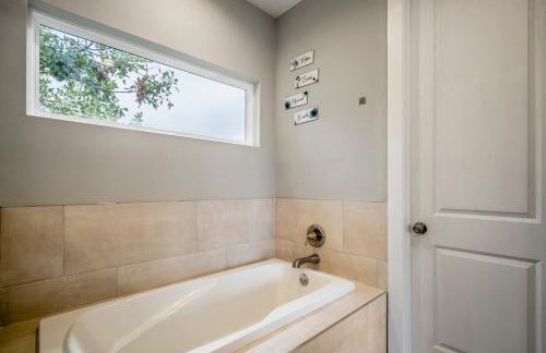 Spacious Luxe Stay , Near DT, MedCtr & NRG, New - Photo 48