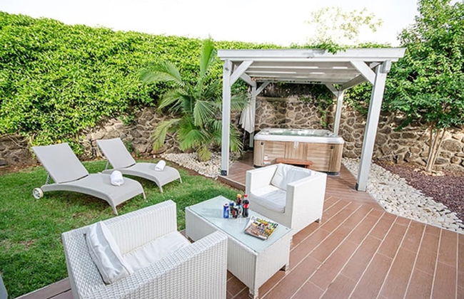 Black and White Holiday - Photo 14