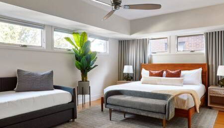 Chic 4BR with Fenced Yard, Walk to Dining, Parking, 5 Mins to Nissan Stadium, Less than 10 Mins to Broadway, Workspace, Parking, 24 Hr Hospitality, Great for Families - Foto 4