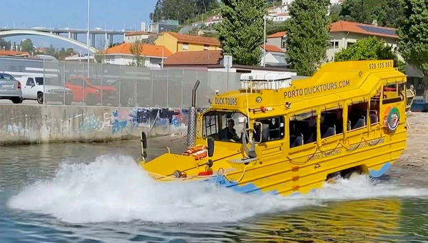 O ônibus anfíbio também nos permitirá navegar pelo rio Douro