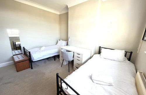 Modern Chic 3-Bed Retreat in Chadwell Heath - Foto 4