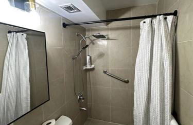 Cozy Centrally-located Condo in Honolulu - 30 day minimum stay - Photo 8