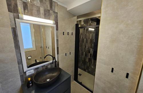 Exclusive top floor 2-bedroom flat - Photo 38