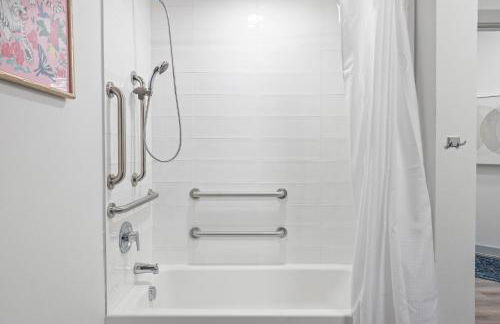 Stylish Ground Floor 2BR 2BA with Private Patio - Foto 15