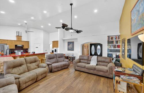 4BR Desert Oasis near Valley and Vegas - Foto 11