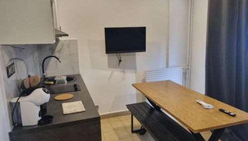 F2 ou F3 ,appartement climatisé neuf, magnifique vue sur mer et aéroport, proche tram et gare sncf 1 min,aéroport 3 minutes, 3 rooms, new AC apartment, magnificent sea and airport views, close to tram and SNCF train station 1 min, airport 3 min - Foto 3