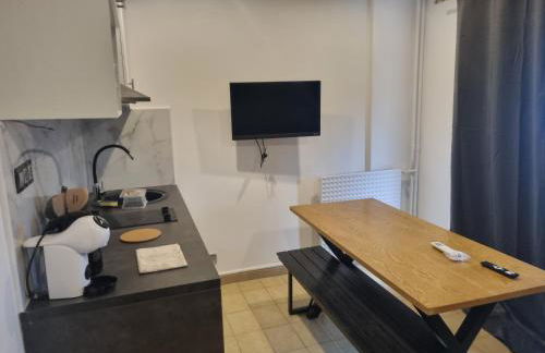 F2 ou F3 ,appartement climatisé neuf, magnifique vue sur mer et aéroport, proche tram et gare sncf 1 min,aéroport 3 minutes, 3 rooms, new AC apartment, magnificent sea and airport views, close to tram and SNCF train station 1 min, airport 3 min - Foto 3