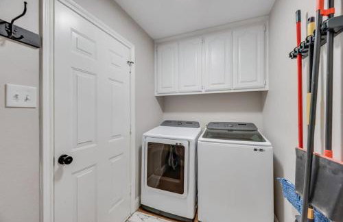 Boho Chic Home w Backyard Paradise - Pool + Grill - Foto 27