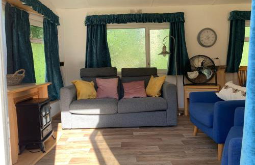 Postwood Gardens Balmoral Country Cabin - Photo 25