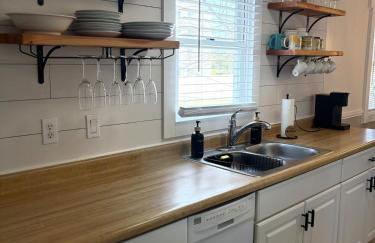 Charming Cottage with Fenced Backyard Pet Friendly - Foto 13