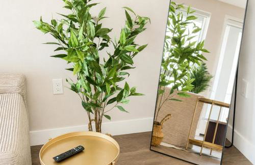 Upscale Escape 10 Min from Disneyland With Pool & Gym - Foto 61