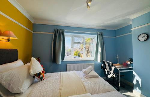 Modern 4BR House with Parking, 8 Mins to Gatwick Airport - Foto 54