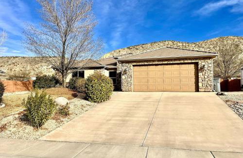 Near Zion 3BR Sleeps 8 Covered Patio Dining - Foto 36