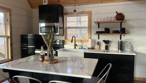 New, modern cabin with private lake and hiking - Foto 3