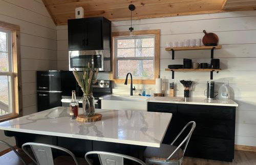 New, modern cabin with private lake and hiking - Foto 3