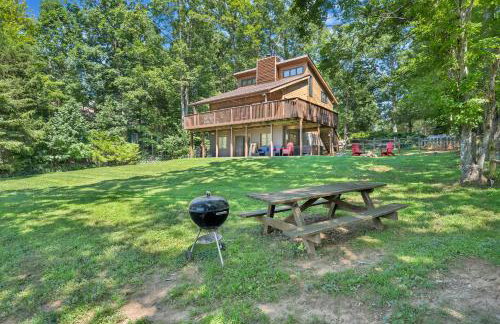 Lakeside Lodge - Lakefront home with private dock & hot tub - Foto 31