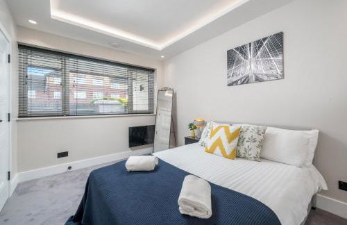 Skyvillion - COZY LARGE 4 & 1 Bed Apartments in London Enfield, Mins to Tube Station, Free Wi-Fi - Foto 2