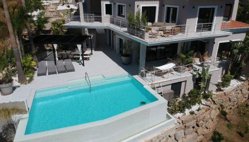 ULTIMATE LUXURY DREAM VILLA with 7 BEDROOMS, GYM, SPA and INFINITY POOL - Photo 2