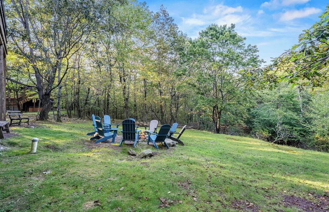 Sky View Chalet by Avantstay Stunning Interior, Spacious Deck, Hot Tub, & View - Photo 6