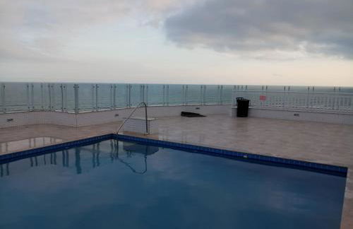 Prédio com piscina na cobertura frente ao mar,apartamento para até 6 pessoas e 3 crianças até 8 anos, churrasqueira na sacada, Wi-Fi grátis, rede de proteção, NÃO oferecemos roupas de cama e banho, 1 vaga de garagem, na Praia Grande-Vila Mirim - Foto 49