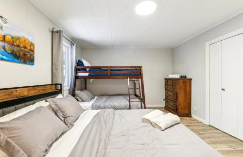 Beautiful Torch Lake House with Beach Access home - Foto 71