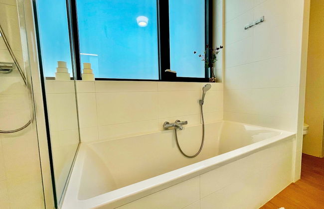 Modern 2BR Penthouse Near Diamond District by Oneluxstay - Foto 50