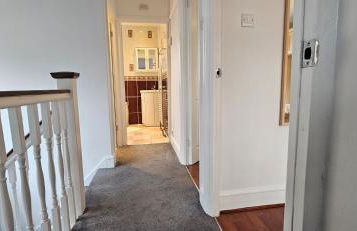Spacious Home Near Wembley, Free Parking, Close to Tube, Garden - Photo 10