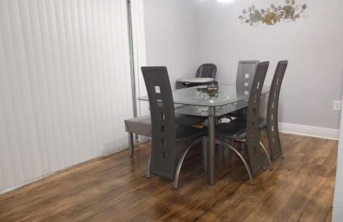 Beautiful 2-Bedroom Condo Near Universal and other Orlando Attractions, King Bed & Wi-Fi - Foto 9