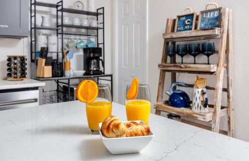 NEW Steps to Downtown - 7 Mins to Beach & Free Parking - Foto 16