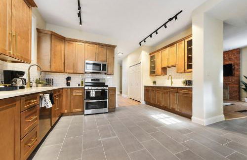 Pet Friendly 6 Bedroom Free Parking plus 5 Min From Bakery Sq - Foto 2