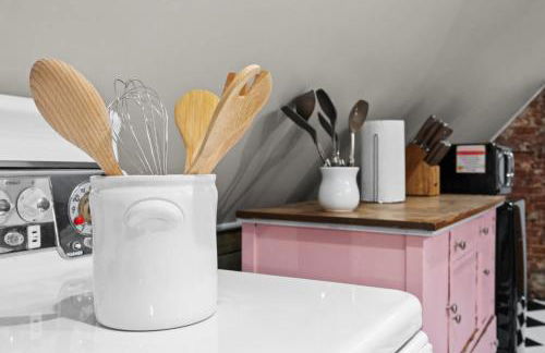 Cozy Top-Floor Retreat in the Heart of Louisville - Photo 30