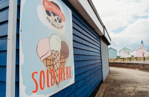 Sunny Beachside Apt with Free Parking - Foto 31