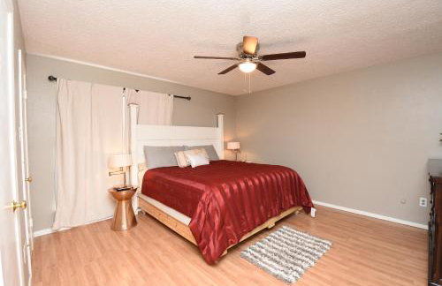 10 Minutes from IAH and Mall, Newly Rehabbed - Foto 46